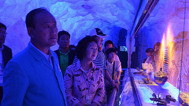 Mr. Kim Chung-Seok, mayor of Yeosu, toured the Russian Pavilion on June 9, 2012. Photo: Yeosu Expo 2012