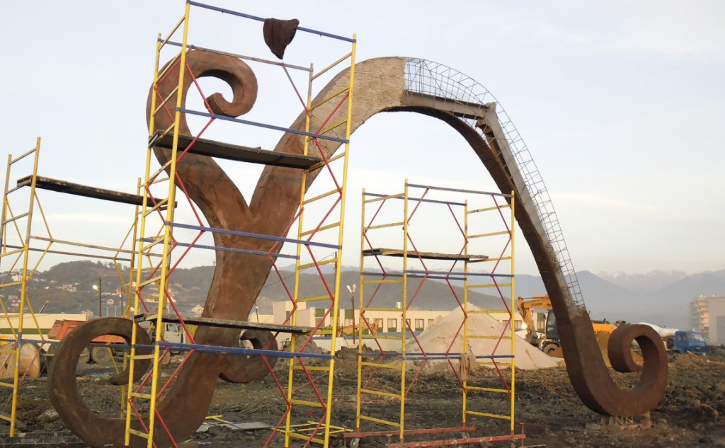 TAA Sochi - Dragon Wall and Figure 1 - cut (3)