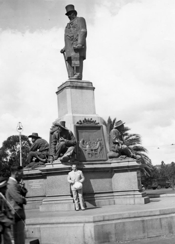 Ripley standing at Paul Kruger's statue in Pretoria (1933)