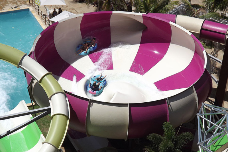 cannon-bowl-40-beach-park-aquiraz-brazil-purple-white-two-person-raft-corkscrew-exit
