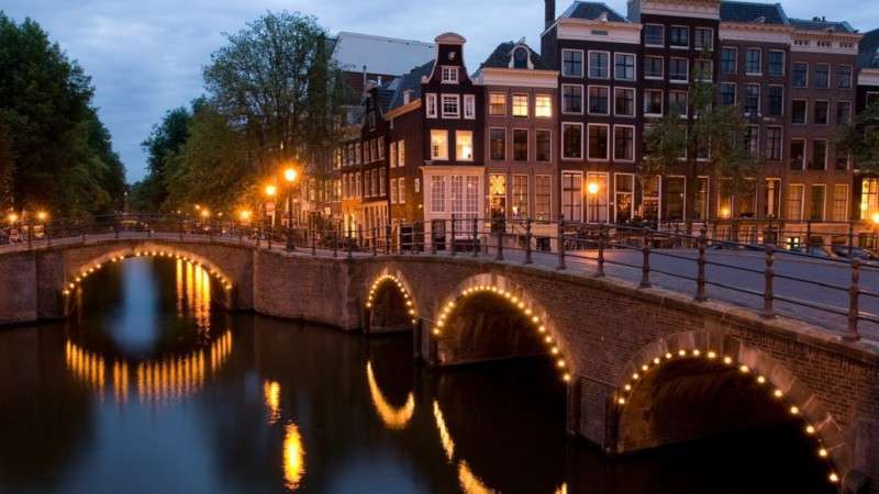 Amsterdam da ki Işıklandırılmış Köprü Duvar Kağıdı | InPark Magazine